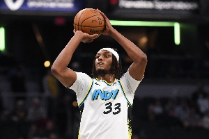 效率很高！特納半場5中4拿到9分5板1斷2帽 三分2中1