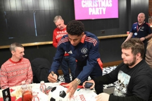 曼聯(lián)一線隊(duì)球員參加殘疾人球迷圣誕聚會(huì)，拉什福德等人參與