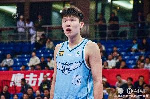 楊瀚森半場出戰(zhàn)21分鐘 8中4&6罰4中拿到12分5板2帽 出現(xiàn)5失誤