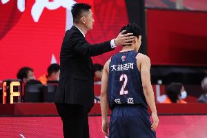 杜鋒：現(xiàn)在沒人幫徐杰我都準(zhǔn)備復(fù)出了??徐杰小聲說“我還可以”