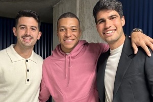 西班牙網球名將阿爾卡拉斯現場觀看皇馬比賽，并與姆巴佩合影