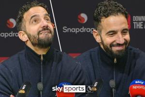 ??作何感想？曼聯(lián)賽后新聞發(fā)布廳屋頂漏水，阿莫林抬頭尷尬一笑