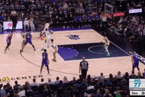 ??力劈華山！蒙克空切接福克斯傳球起飛單臂滿弓戰(zhàn)斧炸裂劈扣