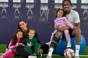 早日康復(fù)??米利唐曬家庭時刻，右腿仍然佩戴護(hù)具