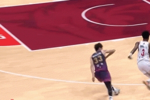 望無大礙??吳前膝蓋內(nèi)掰受傷被眾隊友攙扶離場 右腳無法觸地