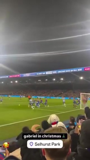 ??水晶宮球迷前一秒還在慶祝阿森納角球沒進(jìn)，后一秒熱蘇斯破門