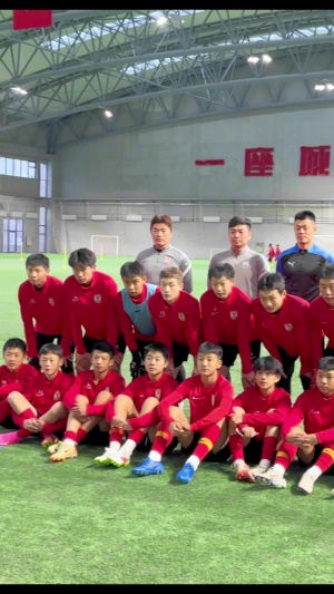 亞泰足球精神代代傳 老將組建“張笑飛朋友隊(duì)”陪練U14隊(duì)