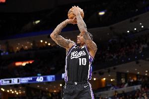 被打懵了！德羅贊全場7投僅1中拿到2分2板2助 正負(fù)值低至-21