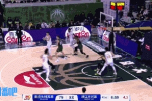 ??這去哪說理?。O銘徽救球到后場直接轟進壓哨三分