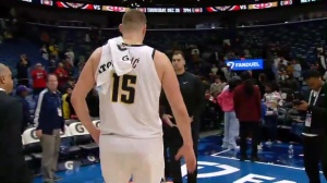 帶惡人??！小球迷呼喊約基奇名字要簽名 遭約老師直接無視??