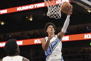 表現(xiàn)全面！杰倫-約翰遜滑翔暴扣引爆全場(chǎng) 14投8中得17分11板7助