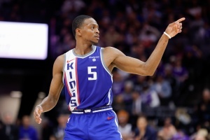 弗萊：若我是福克斯我想去馬刺而非掘金 因?yàn)楹笳吡舨蛔∪? >
                                        </div>
                                    </div>
                                    <div   id=