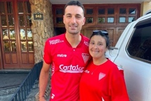 斯卡洛尼身穿阿乙冠軍球衣，與球迷合影