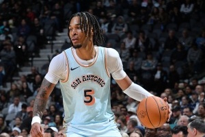 盡力了！卡斯?fàn)柼嫜a(bǔ)9中7高效得17分&第三節(jié)獨(dú)得13分