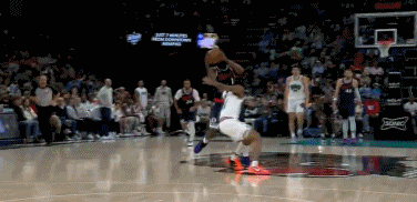 真滴默契！哈登反擊突破拋傳 小德里克-瓊斯起飛雙手空接暴扣！