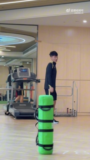 林良銘曬個(gè)人訓(xùn)練視頻：加班，打工人的圣誕福報(bào)！