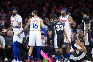 主裁判：文班倒地是因?yàn)楸磺f神踩腳 是偶然接觸所以取消假摔&技犯