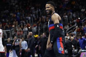 率先發(fā)力！比斯利戰(zhàn)舊主首節(jié)三分4中3獨得9分 正負值+10