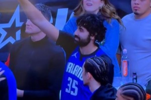 比塔澤笑著對波津拜拜??根本沒意識(shí)到被驅(qū)逐的是自己??