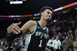 更離譜了！文班半場9分7帽&造大帝進(jìn)攻犯規(guī) 上場半場6帽&全場10個(gè)