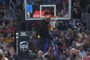 多姆“梅開二度”??騎士主場迎戰(zhàn)爵士賽前 現(xiàn)場工作人員修籃筐