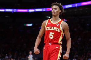 全場(chǎng)貢獻(xiàn)8次搶斷！丹尼爾斯：就是在閱讀比賽 我知道球的路線