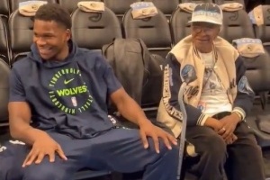 爺爺現(xiàn)場(chǎng)觀戰(zhàn)愛(ài)德華茲的NBA比賽 也是自后者高中畢業(yè)后首次