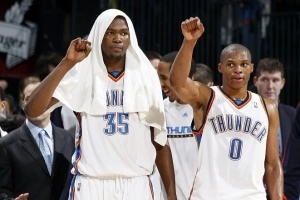 大哥二弟再交鋒！威少面對KD常規(guī)賽8勝5負(fù) 場均25.8分9.8板9.8助