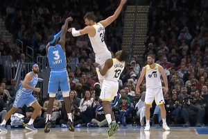 ??太囧了！利科爾&凱斯勒撲防勒韋爾 兩人相撞后者被吹三分犯規(guī)