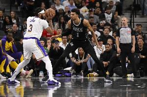 文班亞馬連續(xù)兩場比賽均送出至少8次蓋帽 13年濃眉后首人