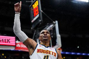 打KD來(lái)勁！威少12中5得到11分5板7助2斷 第三節(jié)9分&貢獻(xiàn)兩記扣籃