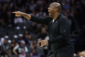 邁克-布朗談球隊進攻：比賽節(jié)奏不理想 未打出我們期望的轉換進攻