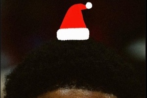 玩抽象！76人官推曬喬治大頭照 為其P上超小號的圣誕帽??