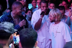 沾點(diǎn)母性了??內(nèi)馬爾曬戴假發(fā)照，看著像個(gè)大姐