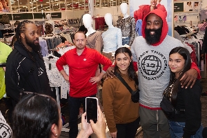 ??哈登圣誕節(jié)重返休斯敦 為20戶貧困家庭送狂歡購(gòu)物節(jié)日大禮