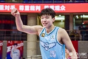 高效全能！楊瀚森半場8中5拿到13分3板1助1斷2帽 正負(fù)值+17