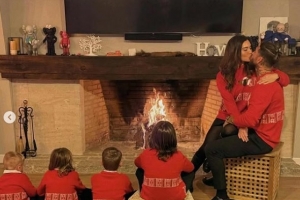 圣誕節(jié)快樂(lè)！拉莫斯夫婦曬合影，兩人親密無(wú)間