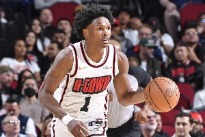 ??阿門(mén)本賽季首發(fā)時(shí)場(chǎng)均18+9+2.7+2+2.7???真實(shí)命中率64.2%