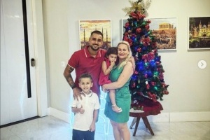 浙江隊前鋒萊昂納多曬全家福，并送上圣誕祝福