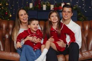 Feliz Natal！申花外援特謝拉一家四口圣誕合影