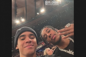 忙里偷閑！穆西亞拉社媒曬和奧利塞合照，兩人觀戰(zhàn)尼克斯vs馬刺