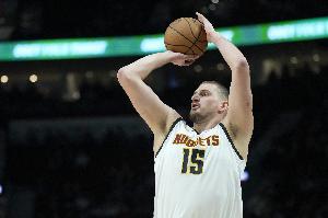 卡爾：NBA會(huì)允許像約基奇這樣出生在外國的球員進(jìn)歷史前十嗎