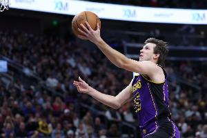 維金斯：里夫斯是名非常有天賦的球員 找到手感就能持續(xù)得分