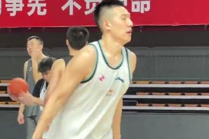 遼籃踩場訓(xùn)練付豪加練中投 楊鳴威爾斯溝通逗樂