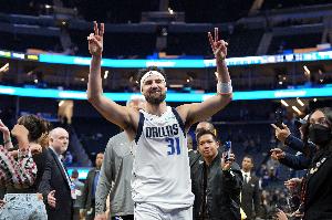 三分命中數(shù)超米勒歷史第五！克萊拿到比賽用球 并將球衣送給米勒