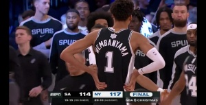 ??真的很想贏！文班賽后失魂落魄 跟隊(duì)友打完招呼默默離開