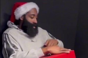 順帶打波廣告！哈登曬圣誕大餐和禮物 可見哈登牌紅酒和9代簽名鞋