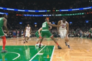 你可千萬別又有事了！恩比德突破上籃被犯規(guī)&腳踝又崴了一下...