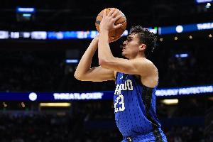 表現(xiàn)穩(wěn)定！席爾瓦12中7得到18分6板2助1斷1帽