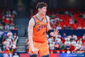 狀態(tài)不錯(cuò)！王哲林半場(chǎng)6中4拿到10分2板 第二節(jié)上演壓哨放籃